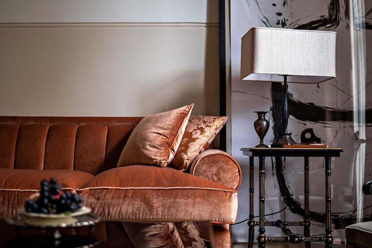 Nomad London Hotel Luaran gambar A velvet sofa