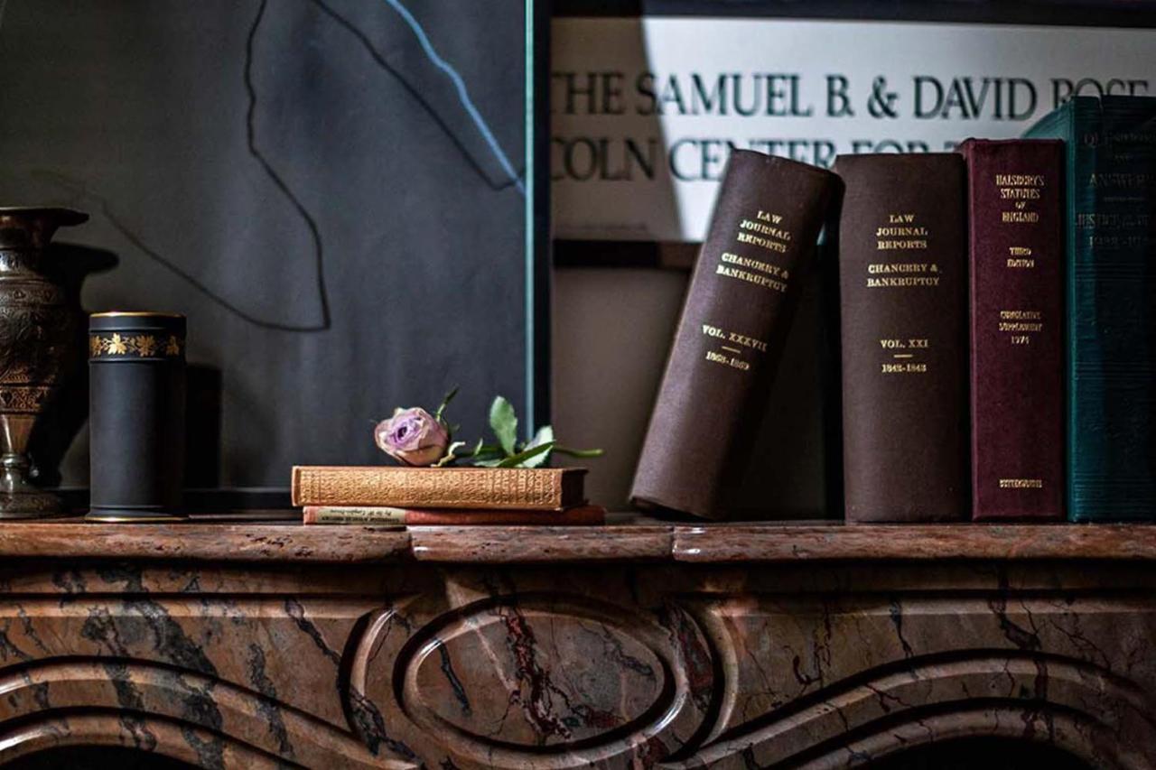 Nomad London Hotel Luaran gambar Books on a fireplace mantel