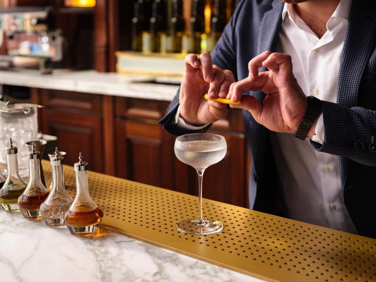 Nomad London Hotel Luaran gambar A bartender adding a lemon twist to a Vesper cocktail