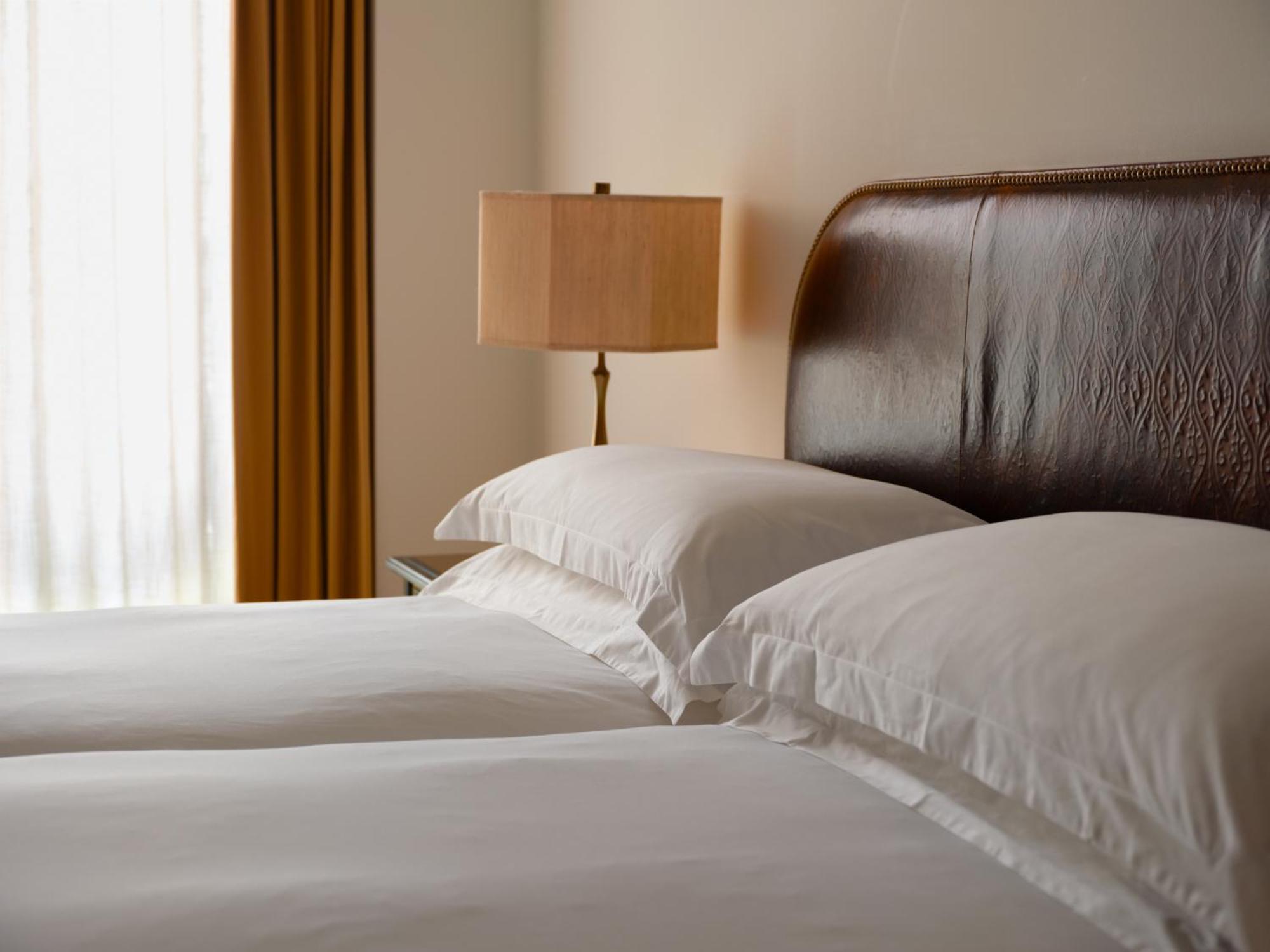 Nomad London Hotel Luaran gambar A bed with two pillows