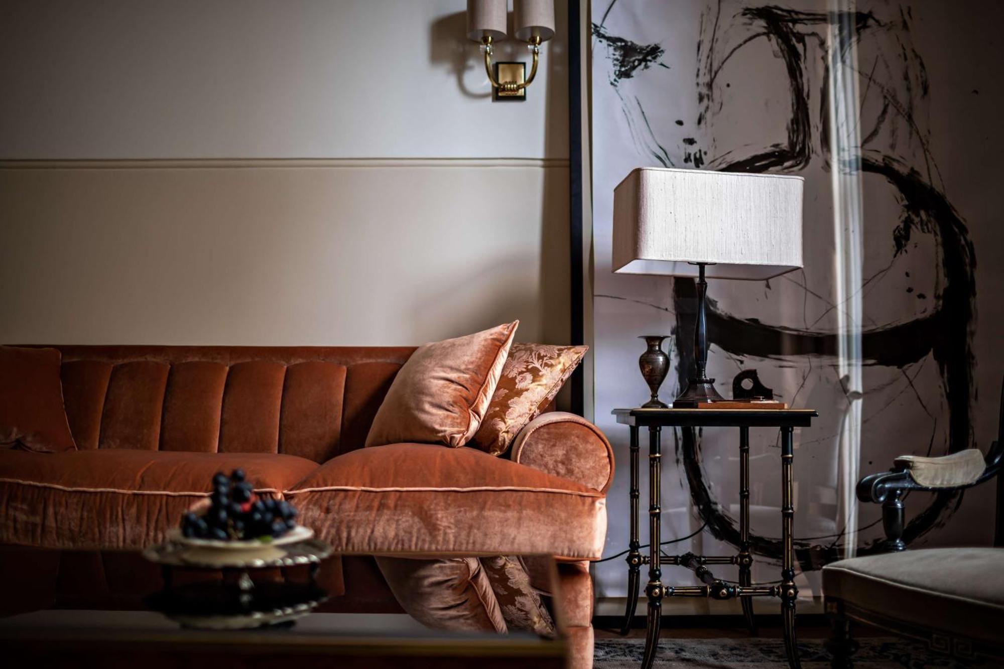 Nomad London Hotel Luaran gambar A velvet sofa