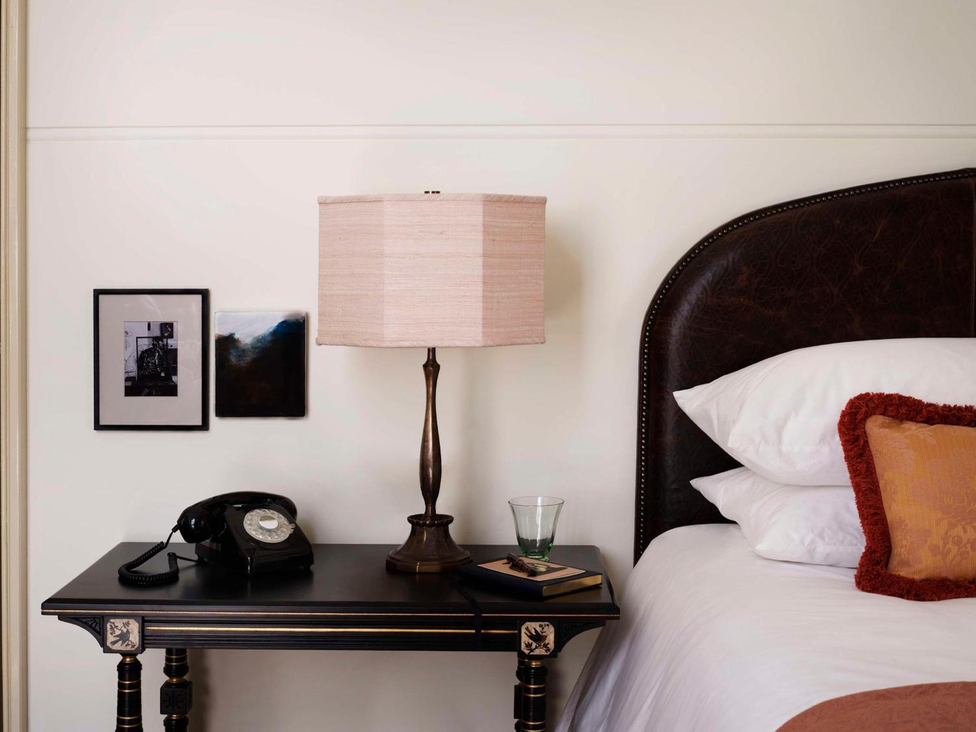 Nomad London Hotel Luaran gambar A bedside table