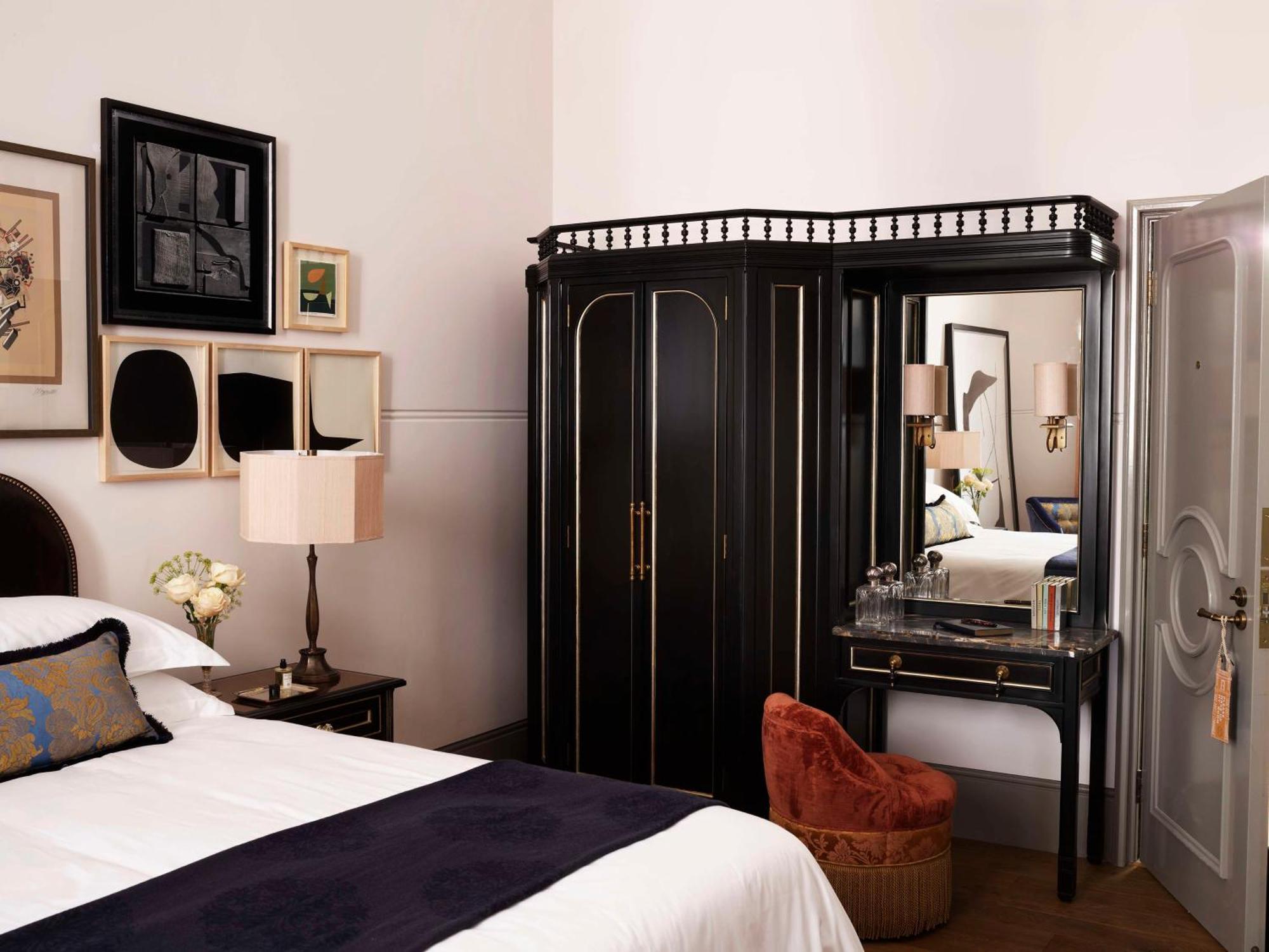 Nomad London Hotel Luaran gambar A bedroom at the Mandarin Oriental, Singapore