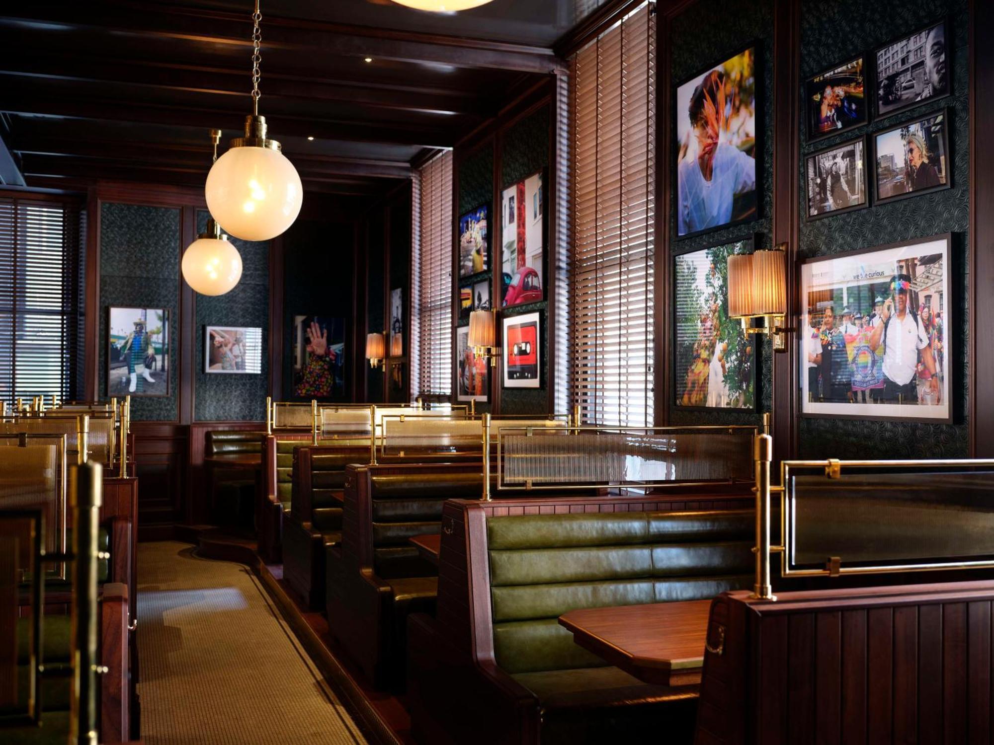 Nomad London Hotel Luaran gambar Interior of a typical PF. Chang's